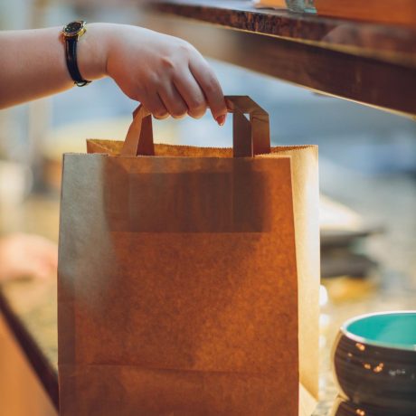 dessert-paper-bag-waiting-for-customer-on-counter-in-modern-cafe-coffee-shop-food-delivery-cafe-restaurant-takeaway-food_Easy-Resize.com